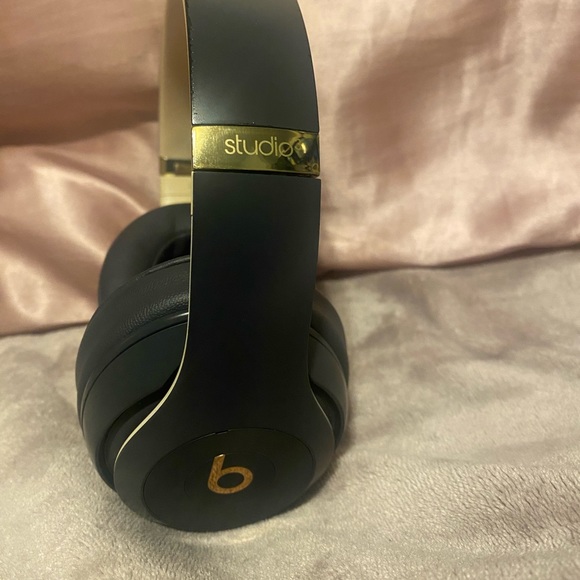 Beats Studio3 USED (good condition) - Picture 3 of 4